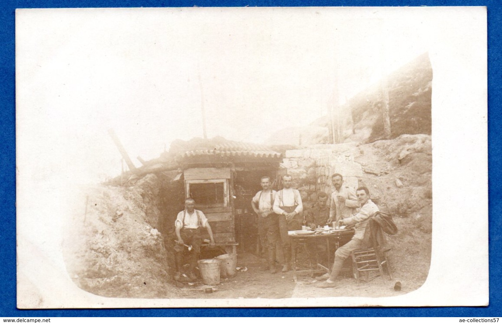 Carte Photo  --  Soldats Allemands -  Devant Un Abri - Guerre 1914-18