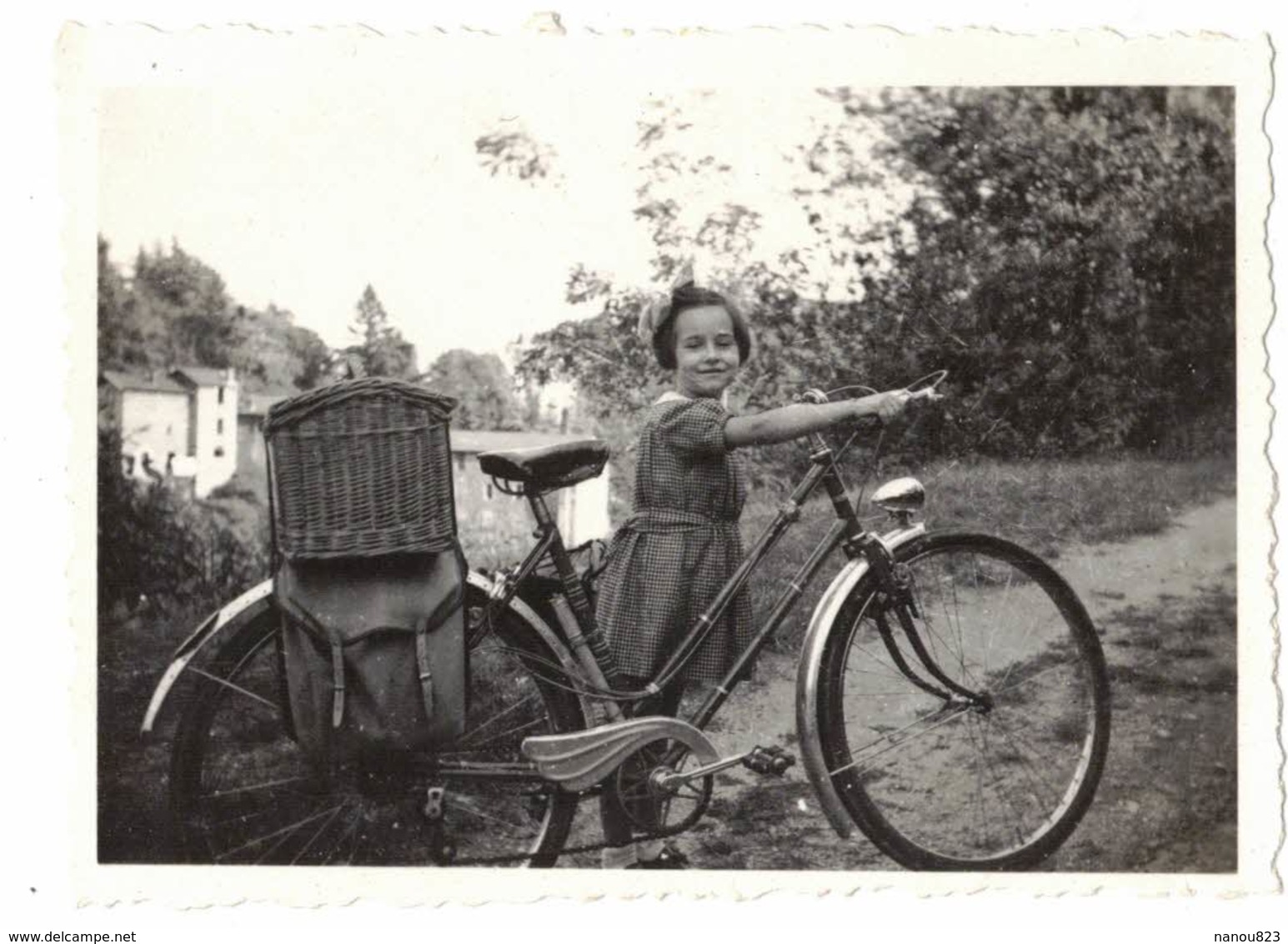 VIEILLE VERITABLE PHOTO DENTELEE Photographie Enfant Et Son Vélo En 1943 A Localiser A Identifier - Cyclisme