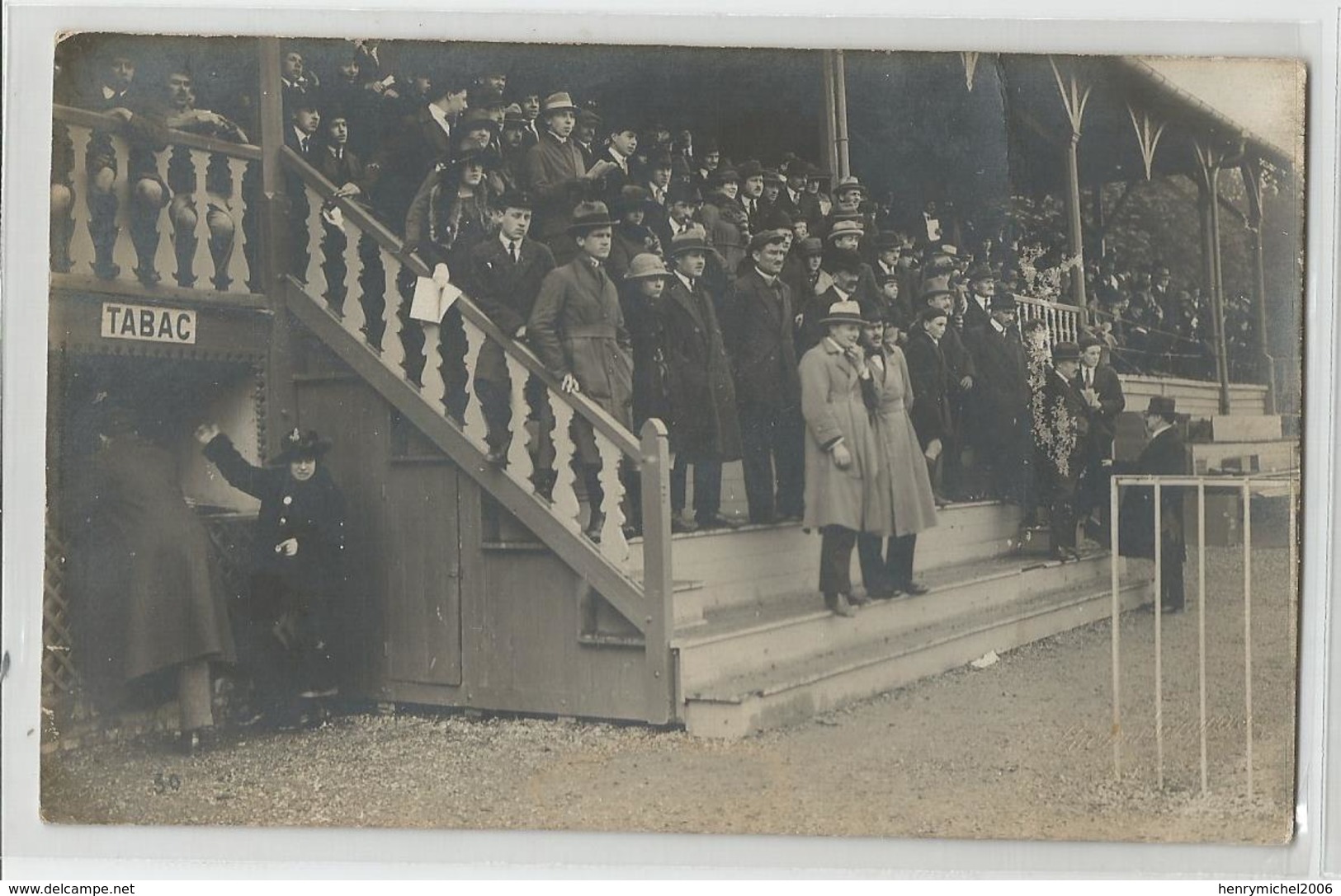 80 Somme Amiens Tabac Tribunes Animée  Carte Photo De Lucien Hacquart - Amiens