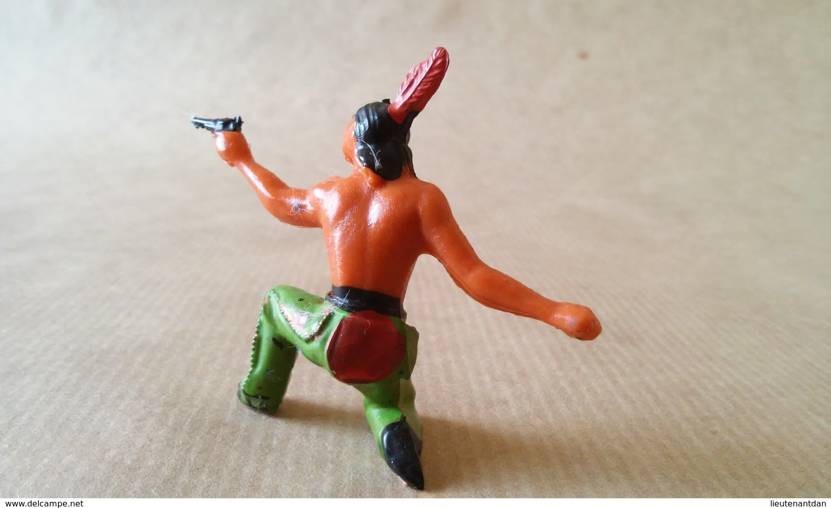 FIGURINE INDIEN A Genou Avec Revolver JIM - Army