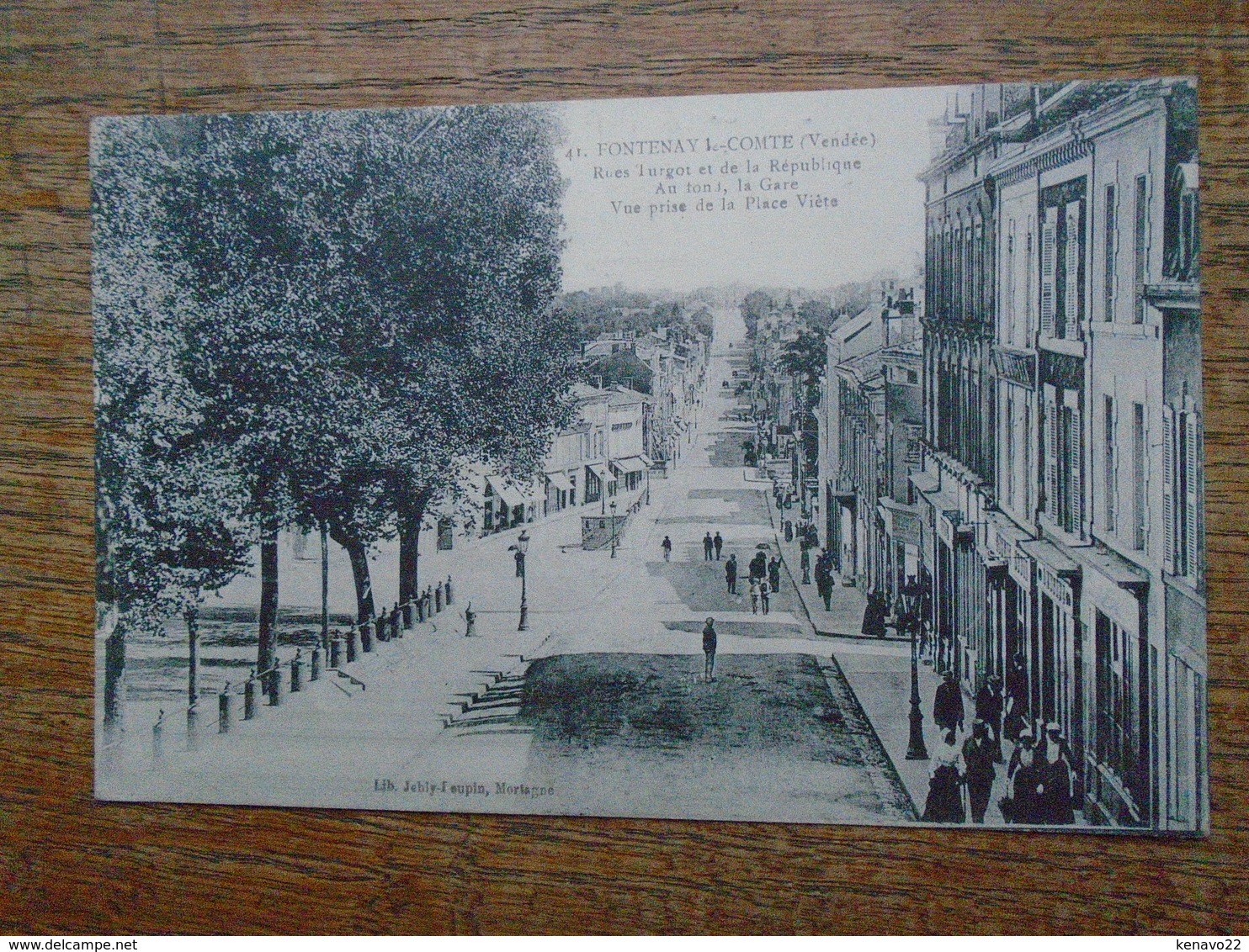 Fontenay-le-comte , Rues Turgot Et De La République , Au Fond La Gare , Vue Prise De La Place Viète  " Carte Animée " - Fontenay Le Comte