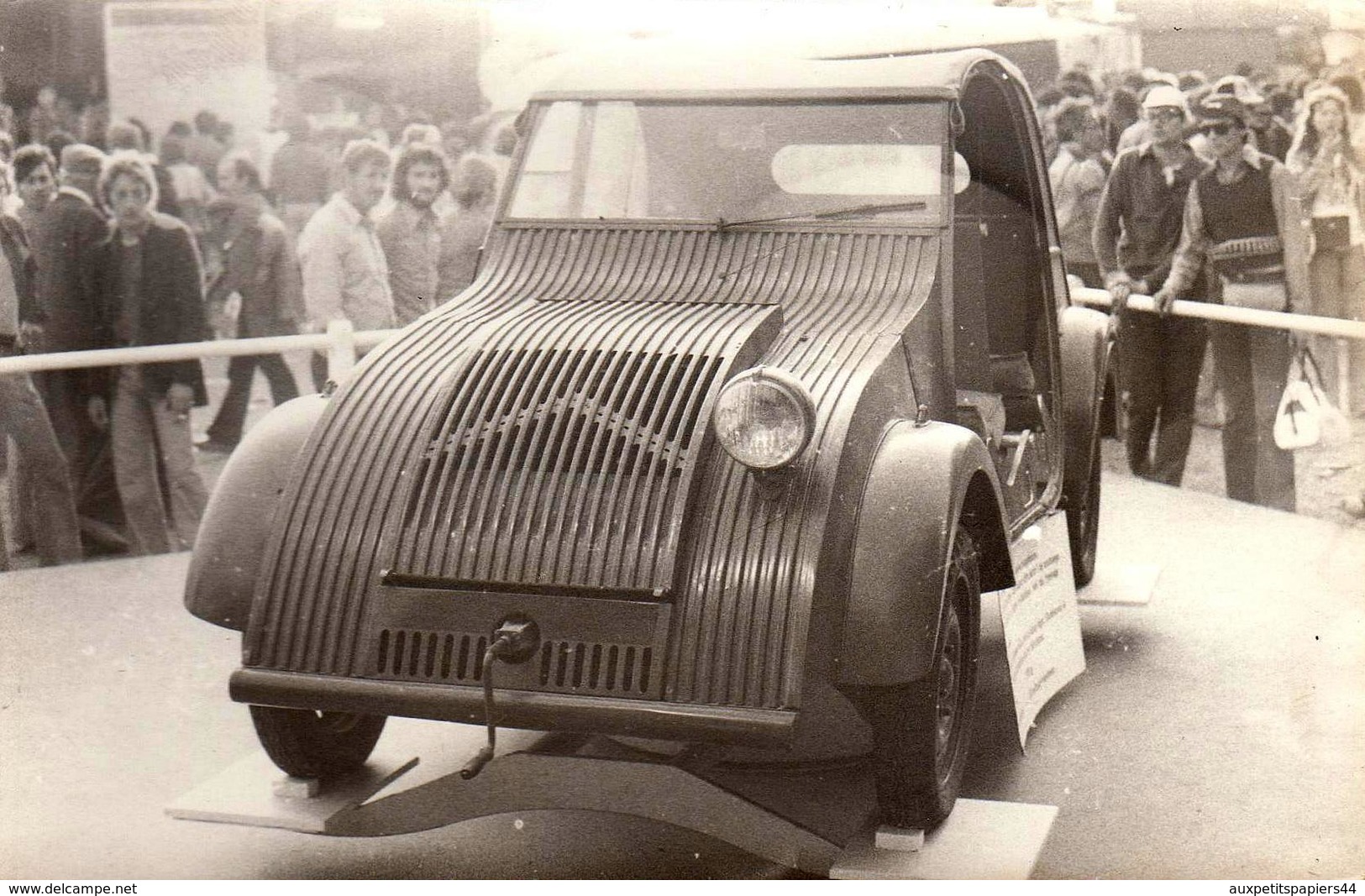 Photo Originale Circuit De Rouen-les-Essarts En 1973, Citroën 2 CV : Le Prototype 1939 Exposé - Automobiles