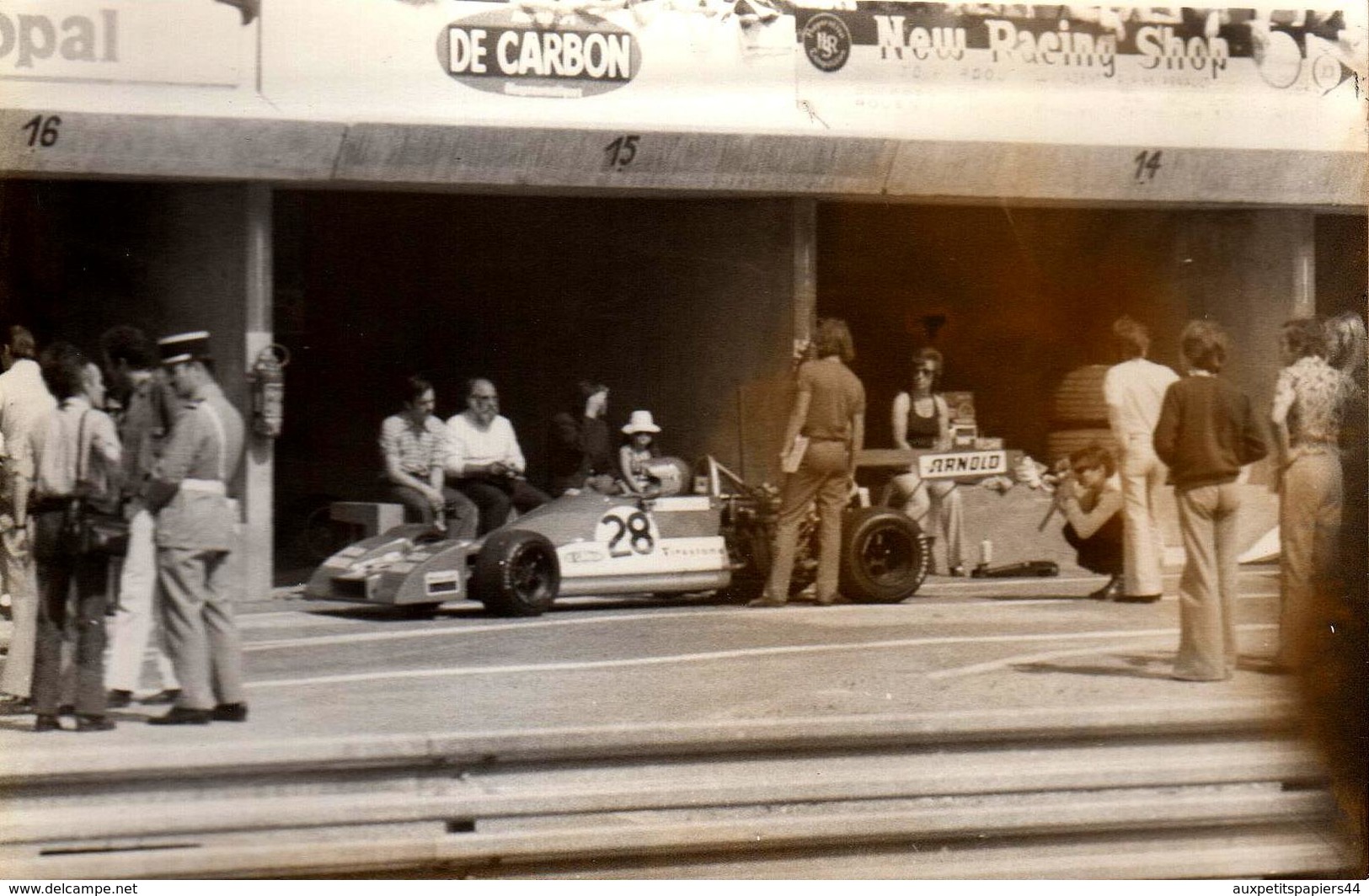 Photo Originale Sport Auto - Circuit De Rouen-les-Essarts En 1973/74 - Formule 1 Brabham Au Stand & Gendarme - De Carbon - Automobiles