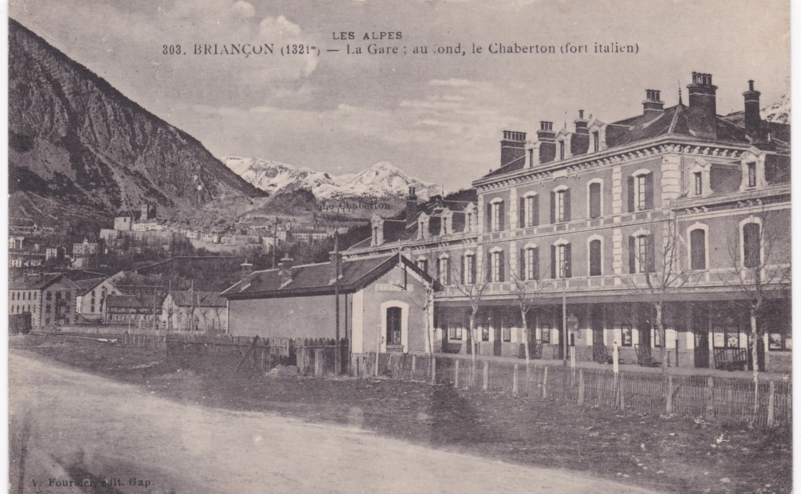 05 Hautes-Alpes - BRIANCON -  La Gare - Au Fond Le Chaberton ( Fort Italien ) - Briancon