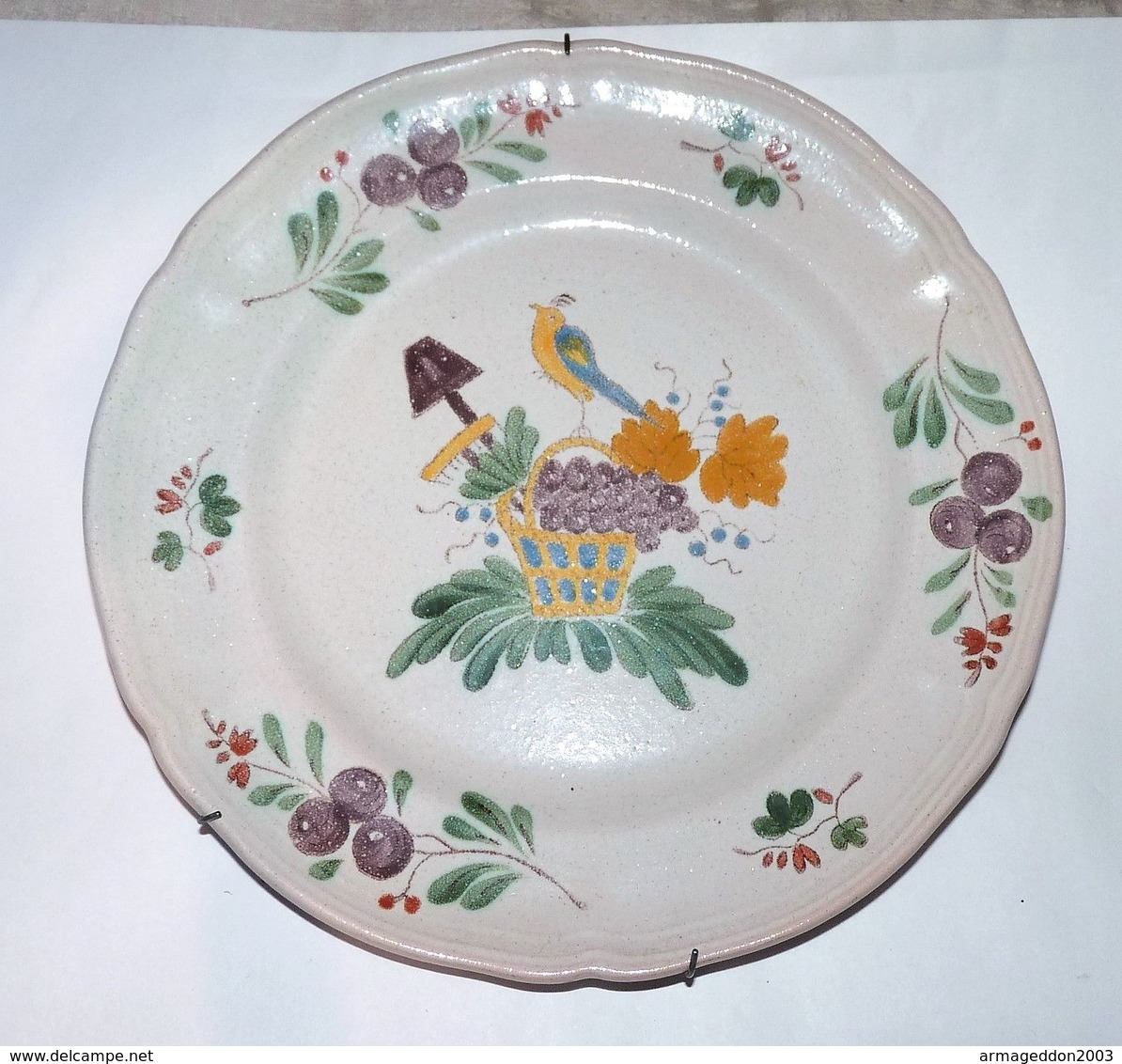 ASSIETTE FAIENCE DE L'EST STRASBOURG ? OISEAU SUR PANIER GARNI SIGNE P.3 B E ATTACHE FOURNIE  DIAMETRE 24.5 Cm Environ - Straatsburg (FRA)