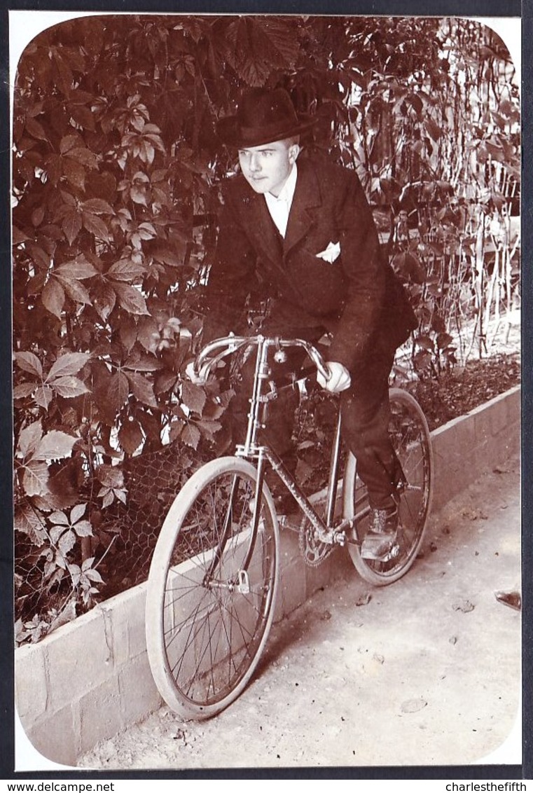 VIEILLE PHOTO MONTEE SUR CARTON - MONSIEUR SUR VIEUX VELO DE SPORT - CYCLISME - WIELRENNEN - BICYCLE - 14 X 9.5cm - Sport