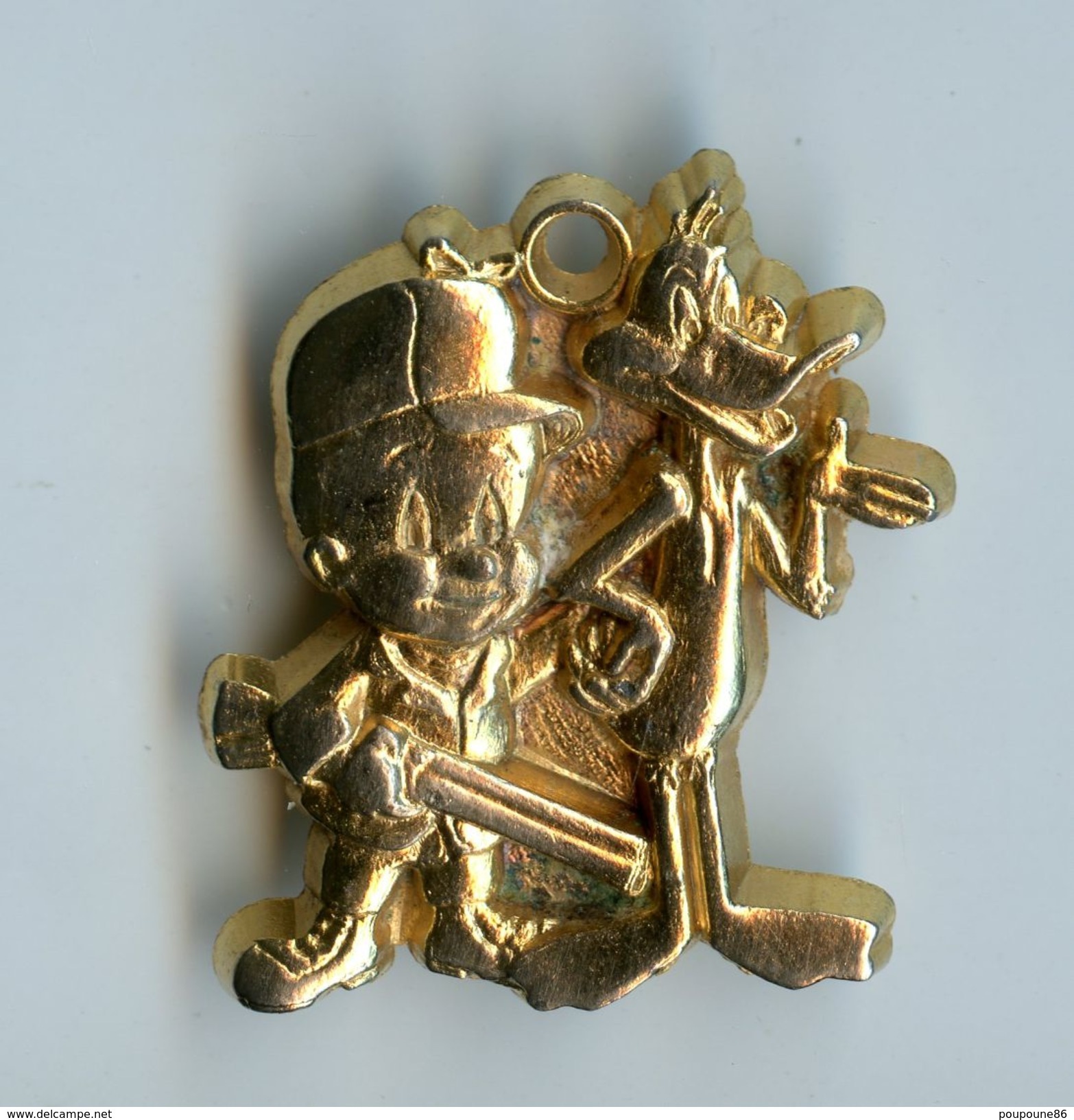 FEVE  - FEVES -  DOREE - "BUGS BUNNY 1991 PENDENTIF" - ELMER ET DAFFY DUCK - Other & Unclassified