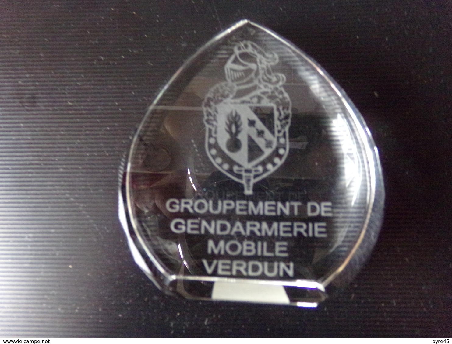 Groupement De Gendarmerie Mobile Verdun Grave Sur Un Support En Cristal 8 X 7,5 X 2,5 Cm260 Gr - Police & Gendarmerie