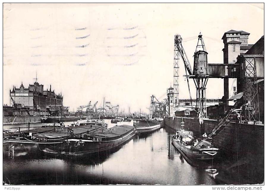 PENICHE - Bon Plan PENICHES à STRASBOURG Port Du Rhin - CPSM Dentelée N/B GF 1951 - Barge Lastkähne Aken Chiatte - Embarcaciones