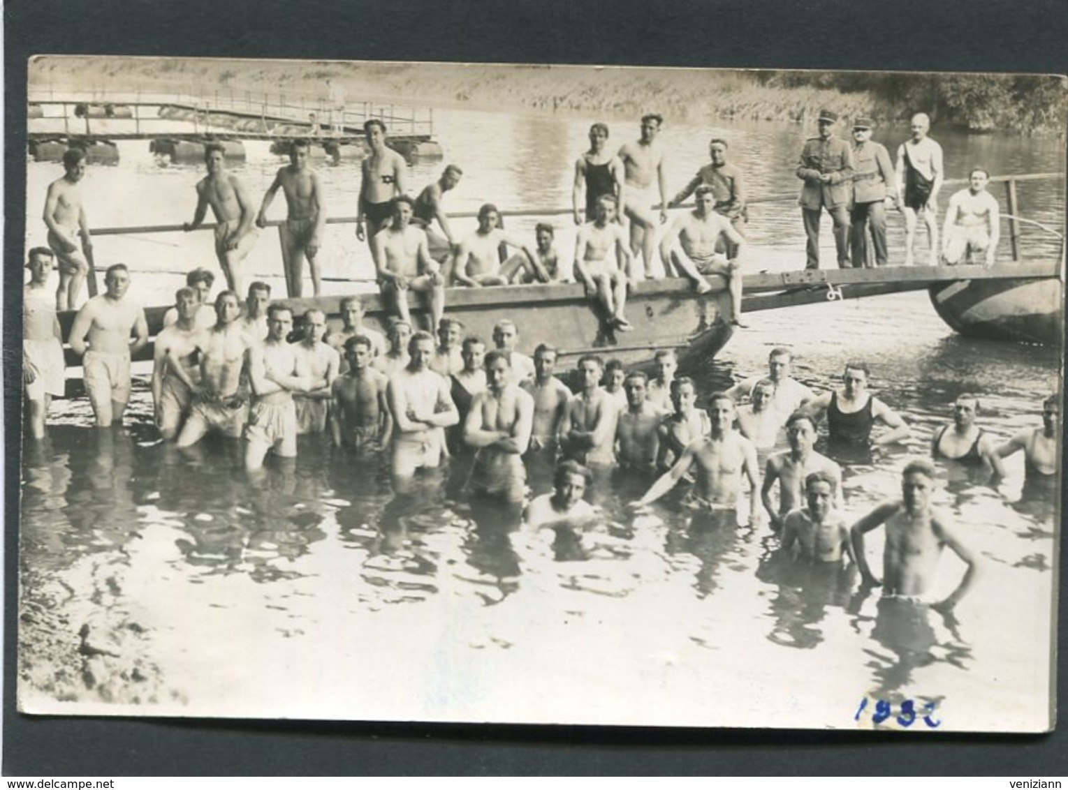 Carte Photo - Militaires Au Bain - Pont De Bateaux - Personnages