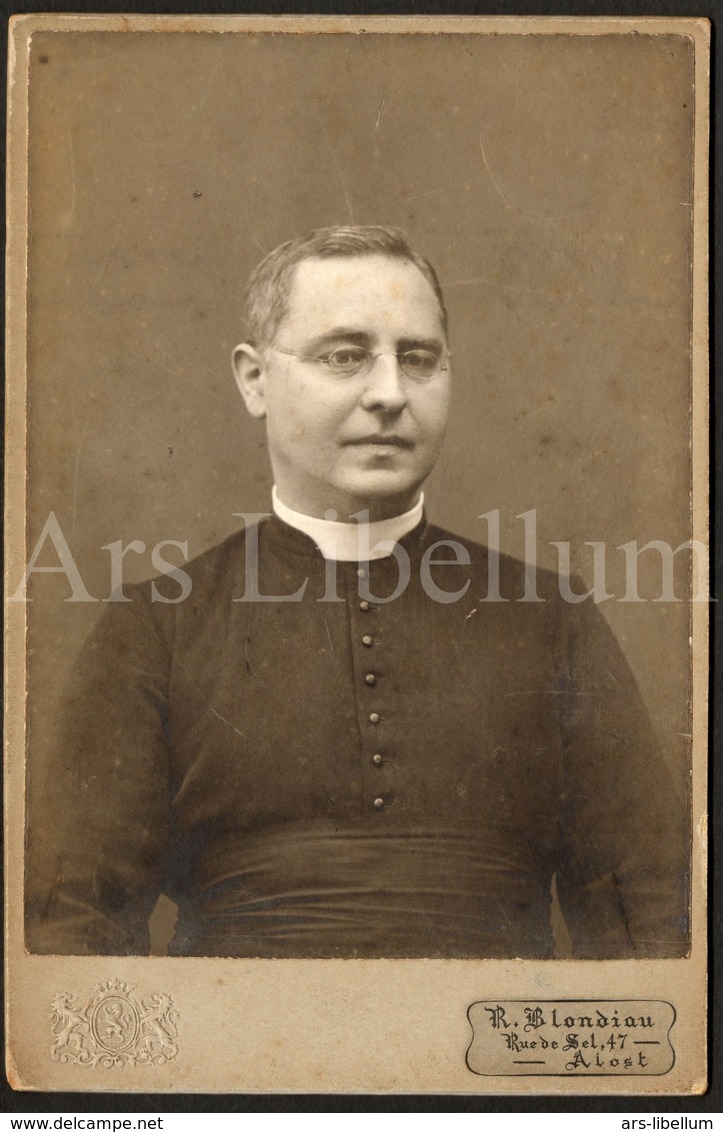 Large Photo / Cabinet Card / Priest / Prêtre / Priester / Photographer R. Blondiau / Alost / Aalst / Paul Bataille - Anciennes (Av. 1900)