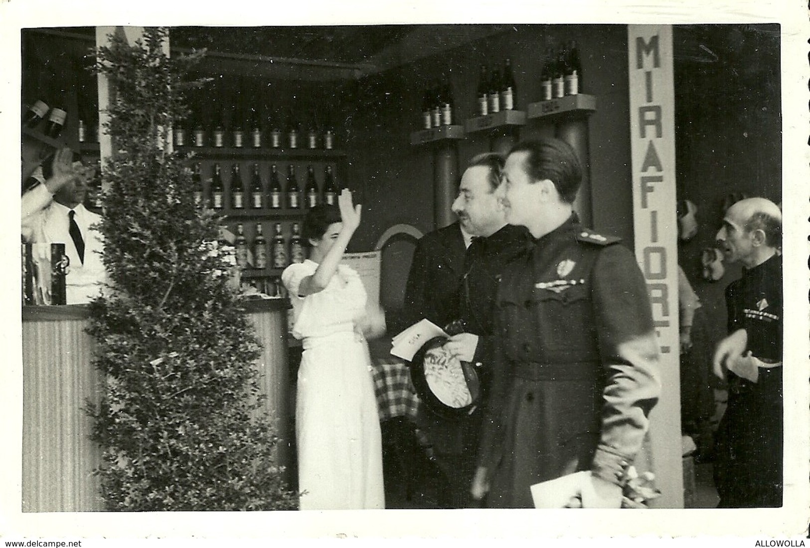 1032 "VISITA DI GERARCHI ALLO STAND MIRAFIORE DELLA FIERA DEI VINI DI BIELLA NEL 1937" FOTOCARTOLINA ORIGINAL  NON SPED. - Guerra, Militari