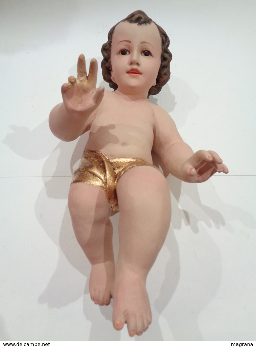 Escultura de gran tamaño del Niño Jesús. Material: Pasta cartón madera, ojos de cristal. Talleres Olot (Sin Marca).