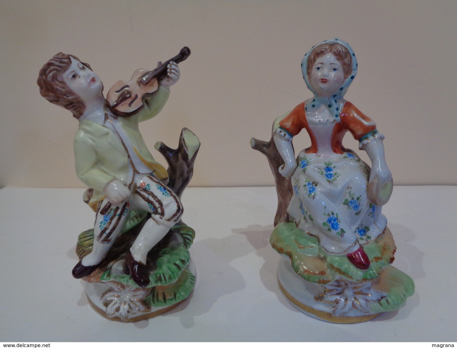 Pareja De Músicos De Porcelana. Marca: Hispania Manises. Decor Manual. Made In Spain. 18 Centímetros De Altura. - Manises (ESP)