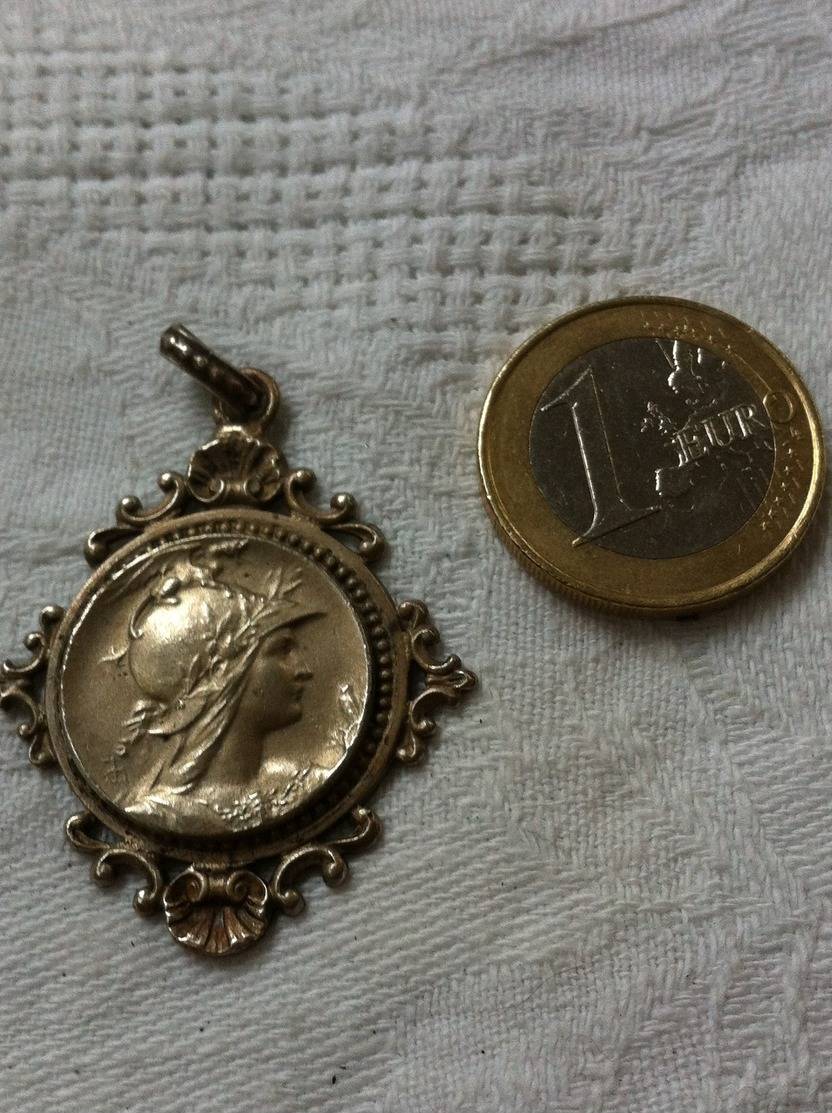 Médaille Ancienne,métal Argenté. - Pendentifs