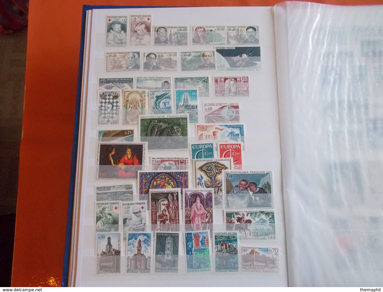 lot n° 159 un classeur de france année 60/70 neufs **.   / no paypal