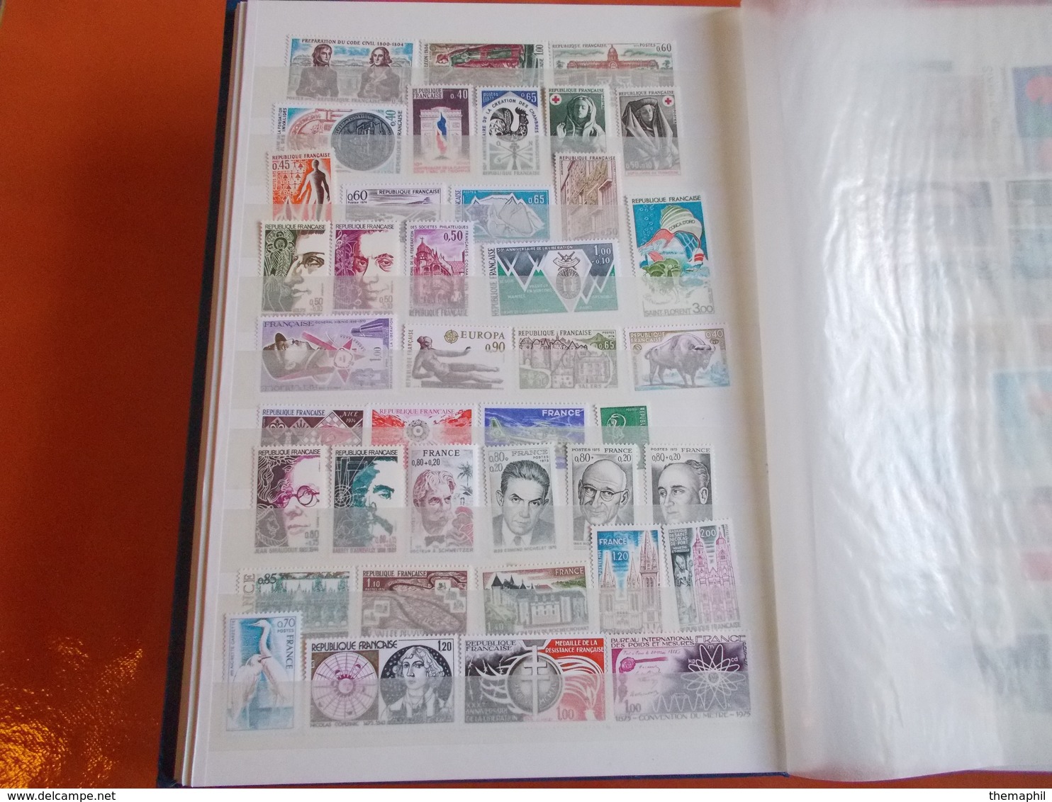 lot n° 159 un classeur de france année 60/70 neufs **.   / no paypal