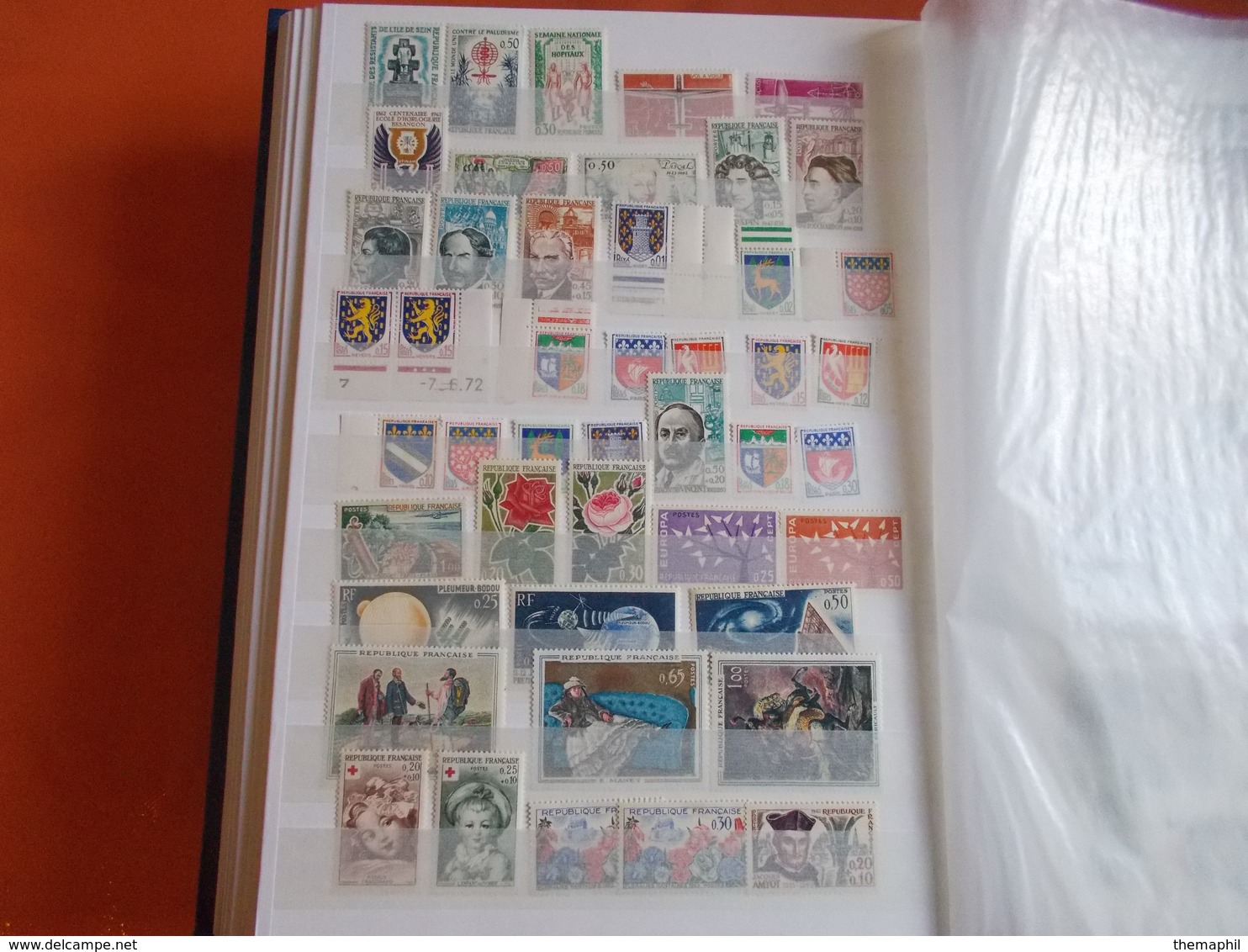 lot n° 159 un classeur de france année 60/70 neufs **.   / no paypal