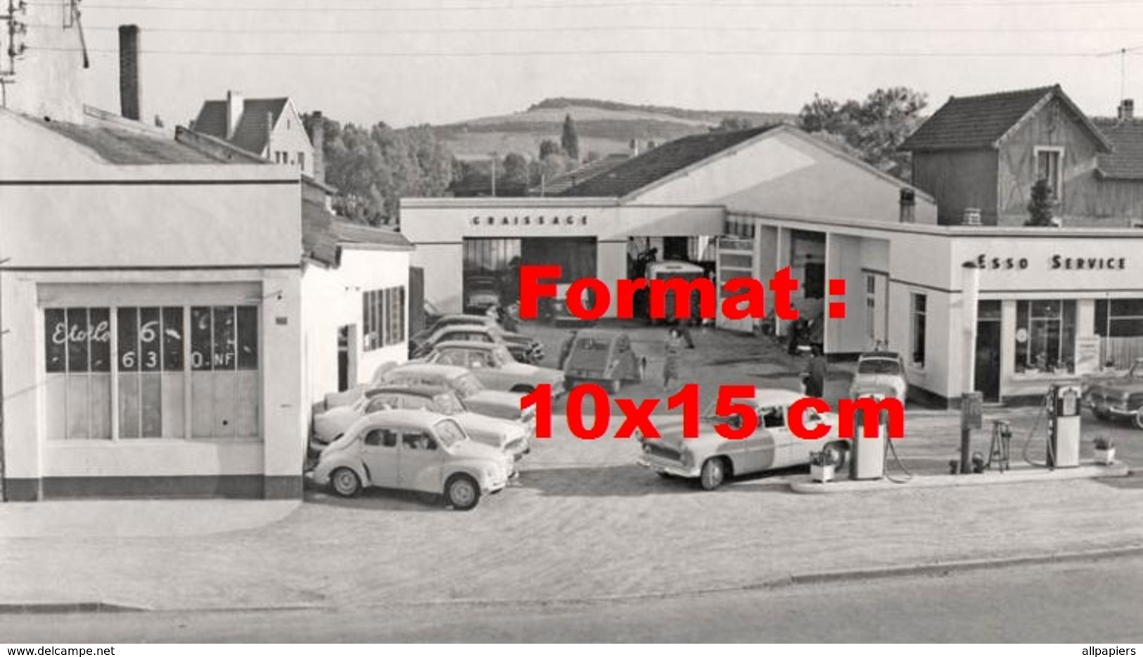 Reproduction D'une Photographie  Ancienne D'une Station Service ESSO Et Garage - Autres & Non Classés