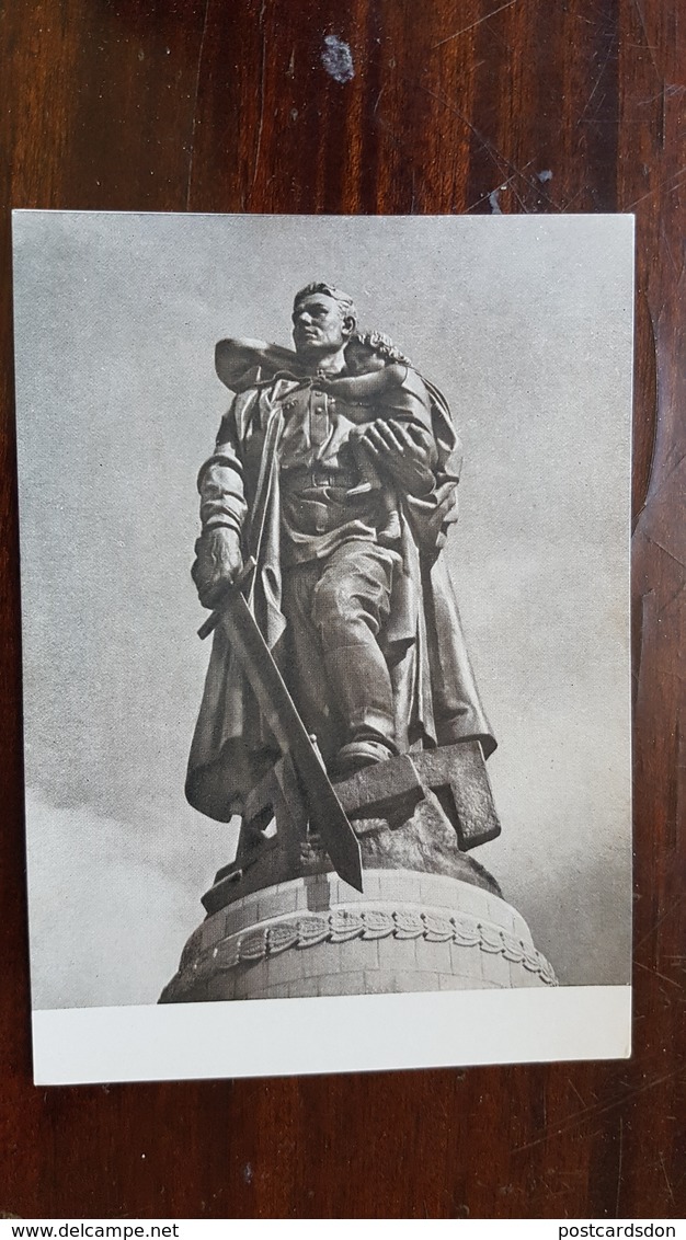 Soldier Monument  - Berlin  - Postcard 1950s  - Military - Treptow