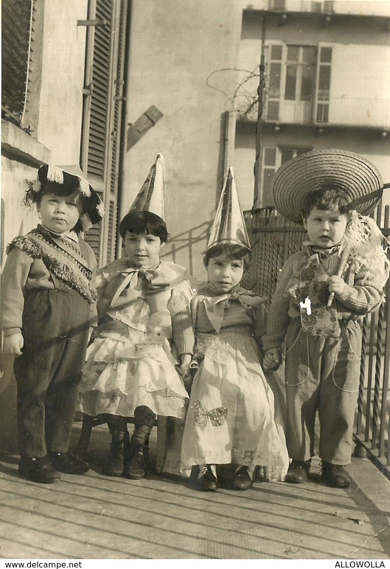 1083 "BAMBINI IN COSTUME SUL BALLATOIO DI CASA " FOTO. ORIGINALE - Persone Identificate