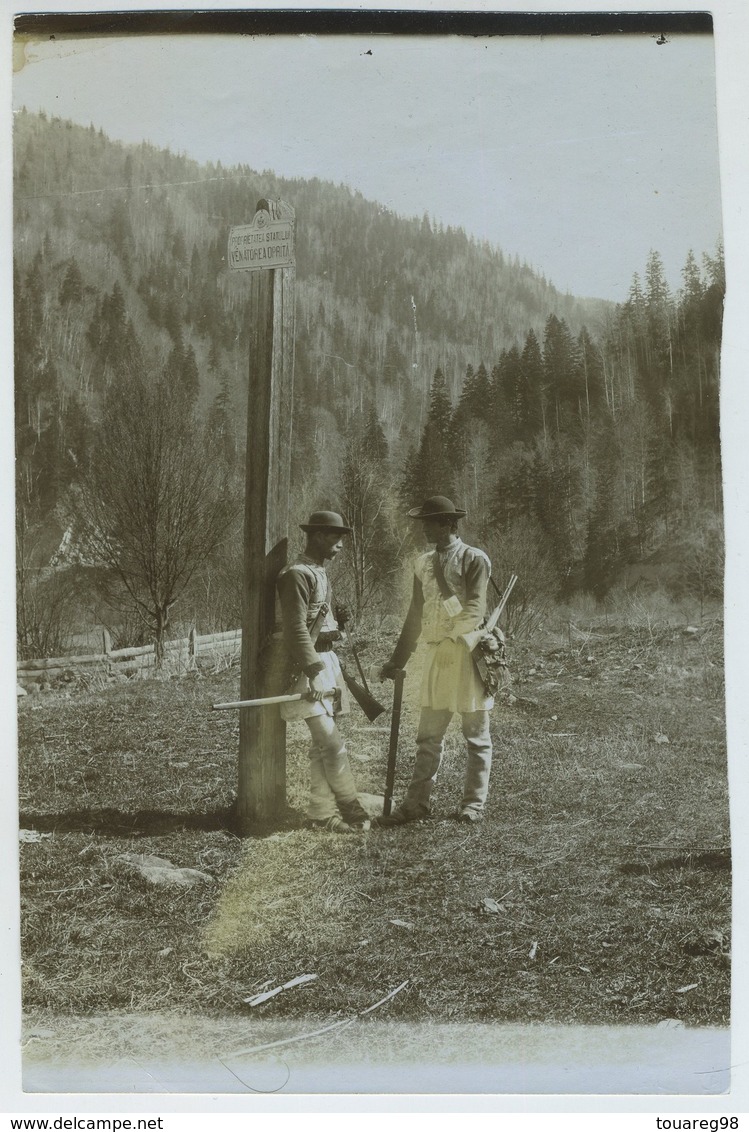 Photo De 2 Gardes Forestiers. Roumanie. Forêt. Métier. - Berufe