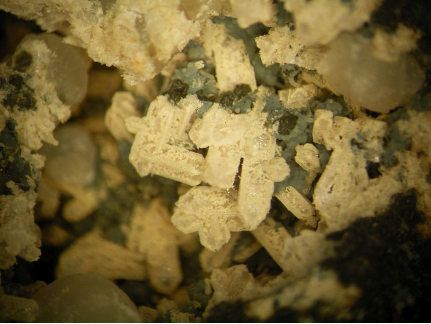 * PHILLIPSITE Xls, Roßberg, Darmstadt, Odenwald, Hessen, BRD * - Minéraux