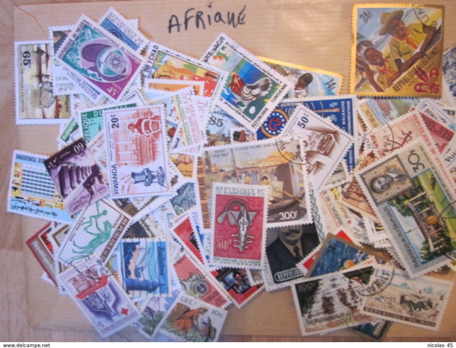 Énorme lot de timbres du monde (voir description)  A saisir