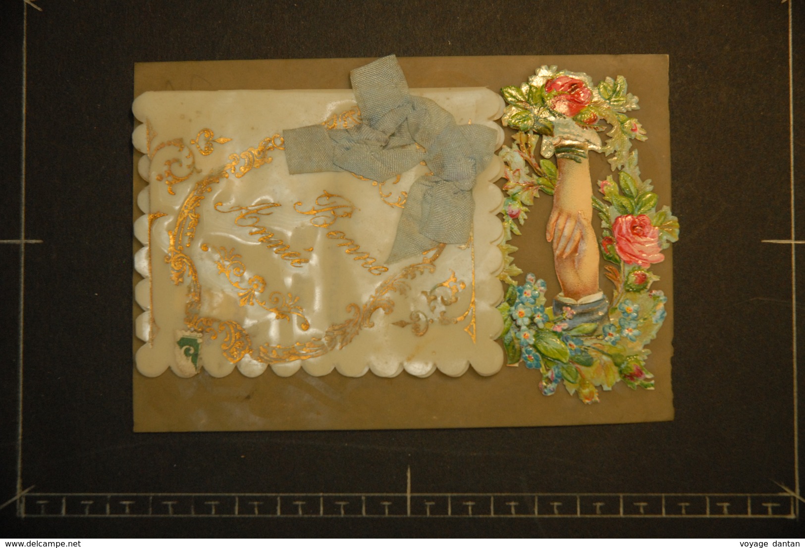 CP, Carte En Celluloid Ajout Decoupi Fleurs  Bonne Année Fetes Et Voeux Noeud - Porcelaine