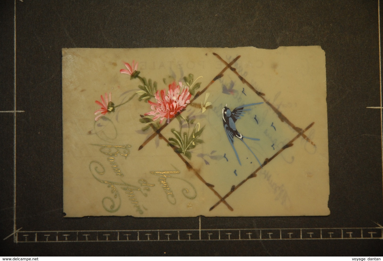 CP, Carte En Celluloid Ajout Decoupi Fleurs Peinte A La Main  Hirondelle - Cartes Porcelaine