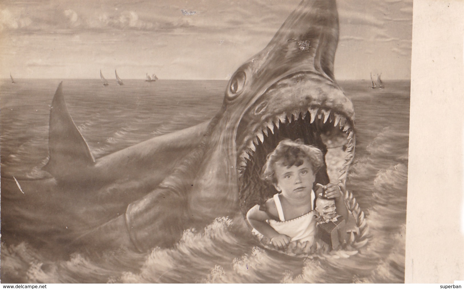 PHOTOMONTAGE : SURRÉALISME - ENFANT ENTRE DENTS D'UN REQUIN : PHOTO De FÊTE FORAINE BETTI / ABBAZIA ~ 1910 - RRR (aa057) - Sonstige & Ohne Zuordnung