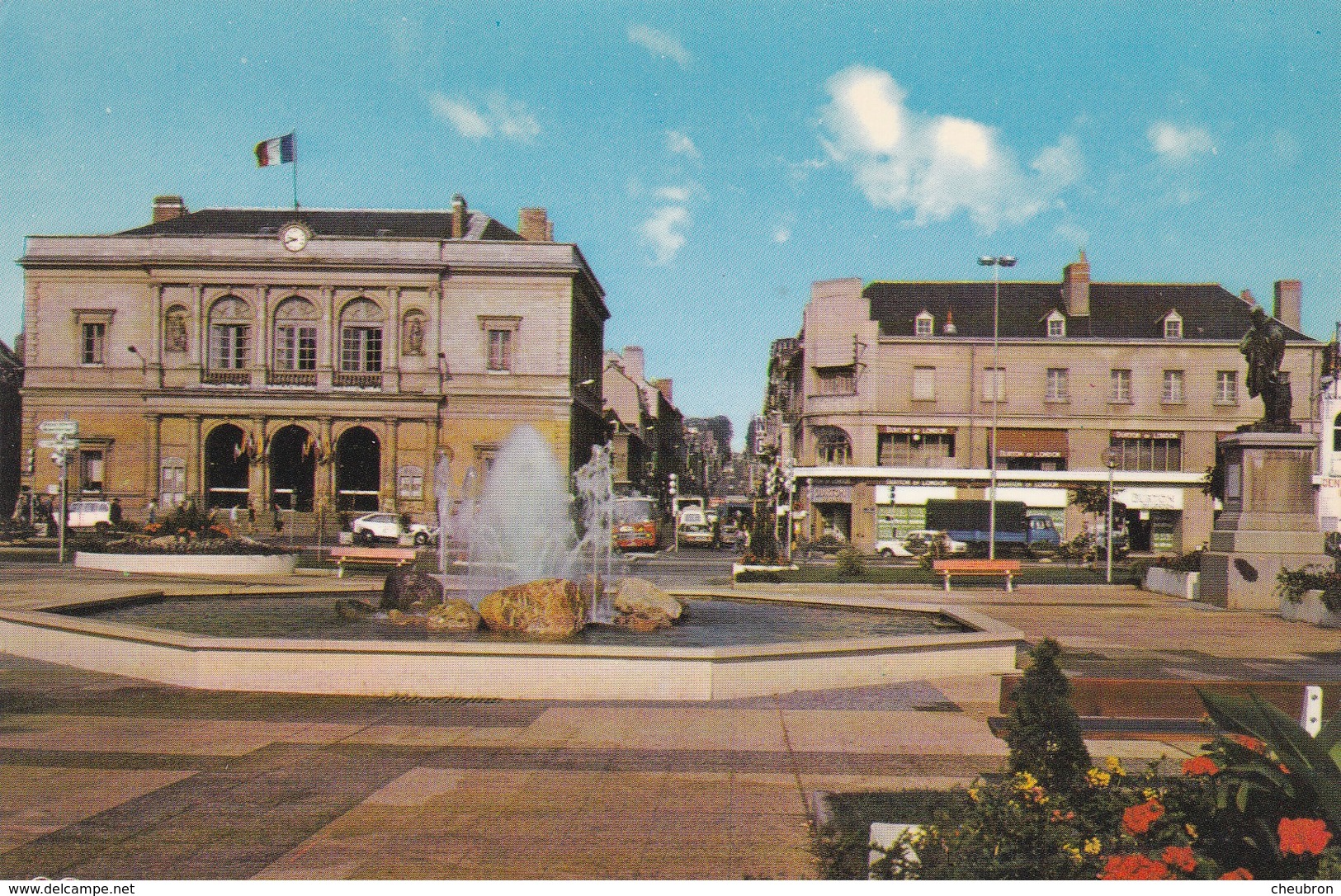 53.  LAVAL. SQUARE MARÉCHAL FOCH ET LA MAIRIE - Laval