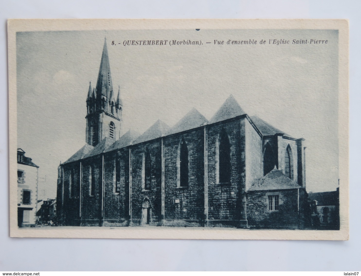 C.P.A. : 56 QUESTEMBERT : Vue D'ensemble De L'Eglise Saint-Pierre - Questembert