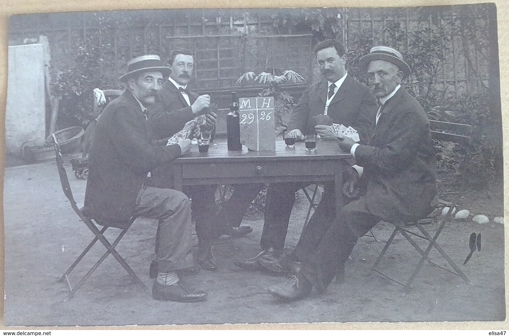 CARTE  PHOTO  4  JOUEURS  DE   CARTES   ET  VIN  ROUGE - Cartes à Jouer