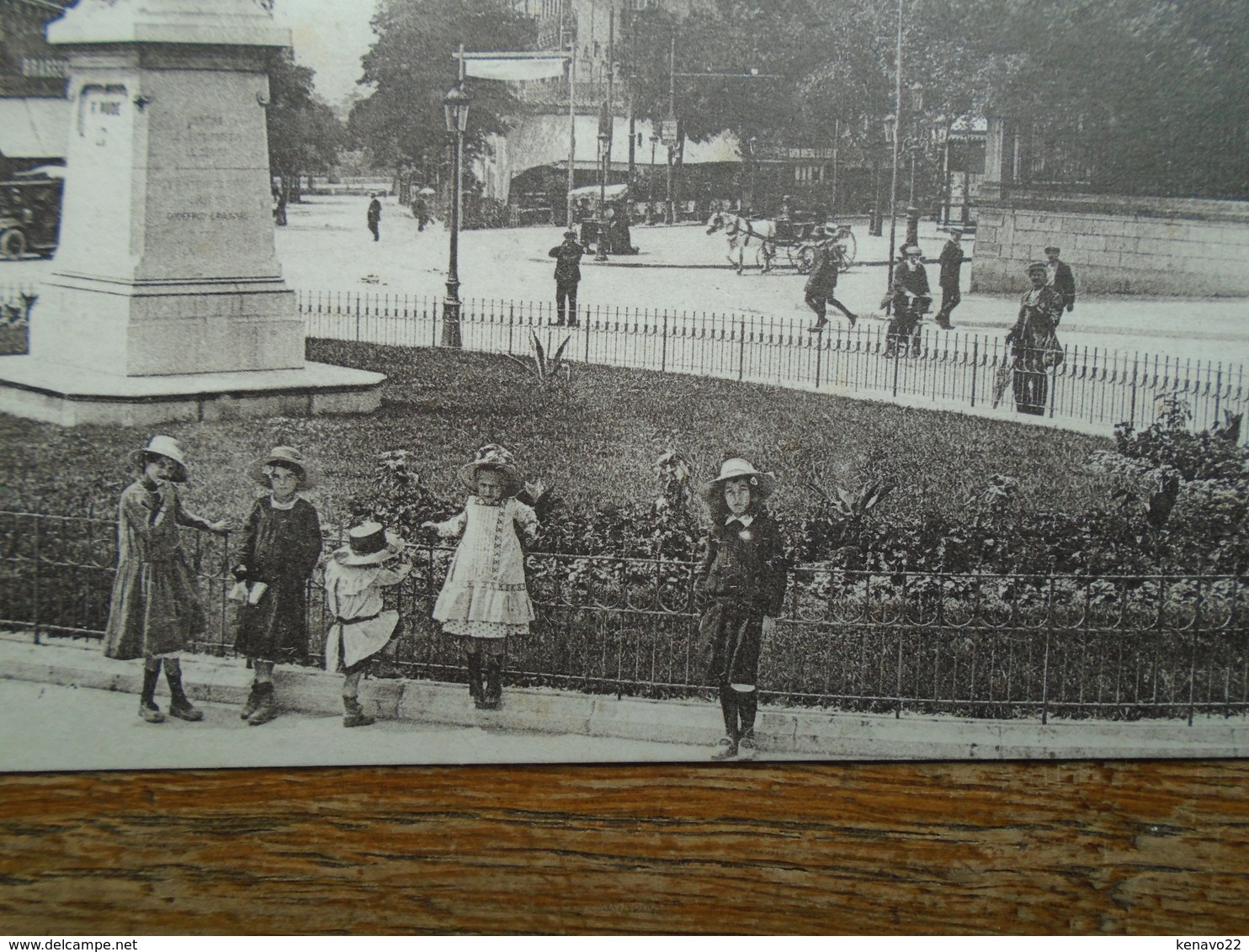 Dijon , Place Darcy Et Statue De Rude "" Carte Animée Petites Filles Devant La Statue "" - Dijon