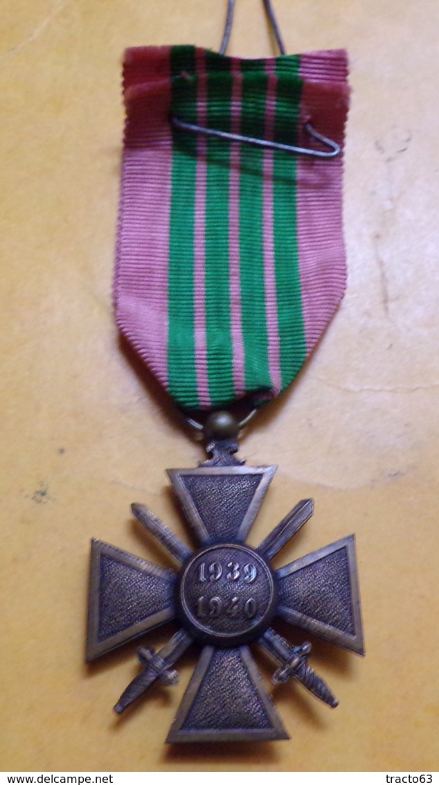 MEDAILLE MILITAIRE : CROIX DE GUERRE 1939-1940 .REPUBLIQUE FRANCAISE. ETAT VOIR PHOTO. - France