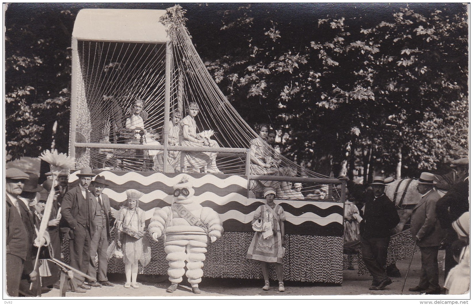 LOIRET GIEN DEFILE AVEC BIBENDUM MICHELIN CARTE PHOTO - Gien