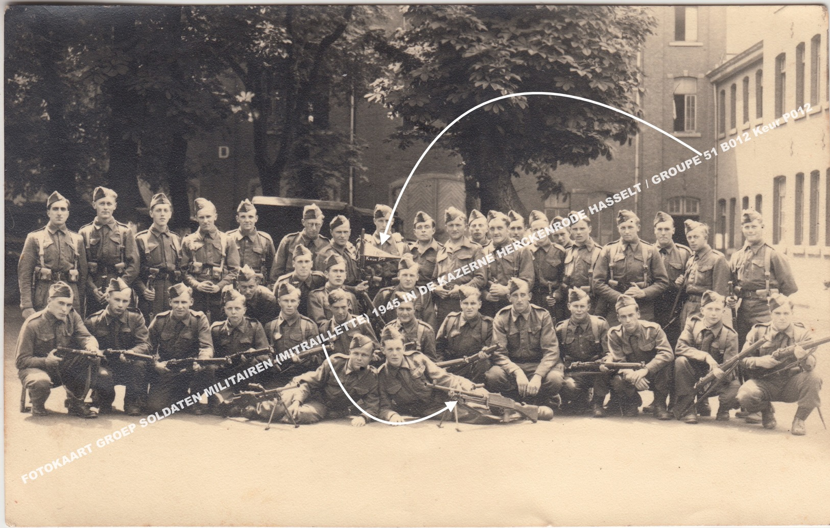 FOTOKAART GROEP SOLDATEN MILITAIREN (MITRAILLETTE) 1945 IN DE KAZERNE HERCKENRODE HASSELT / GROUPE 51 B012 Keur P012 - Hasselt