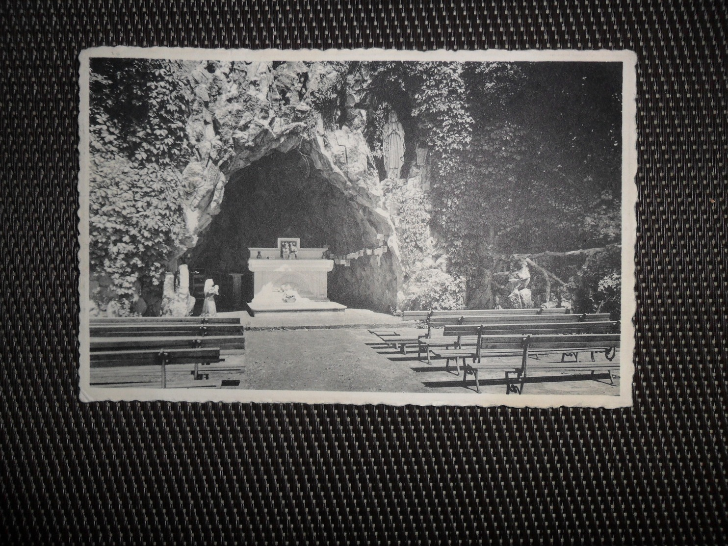 Chapelle - Saint - Laurent (Piétrebais)  :  La Grotte - Incourt