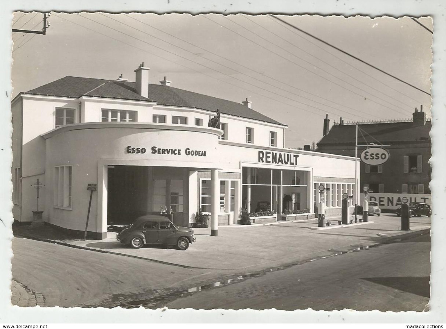 Montargis (45 - Loiret)  Agence Renault - Garage - Esso Pompes à Essence - 4 CV - Montargis