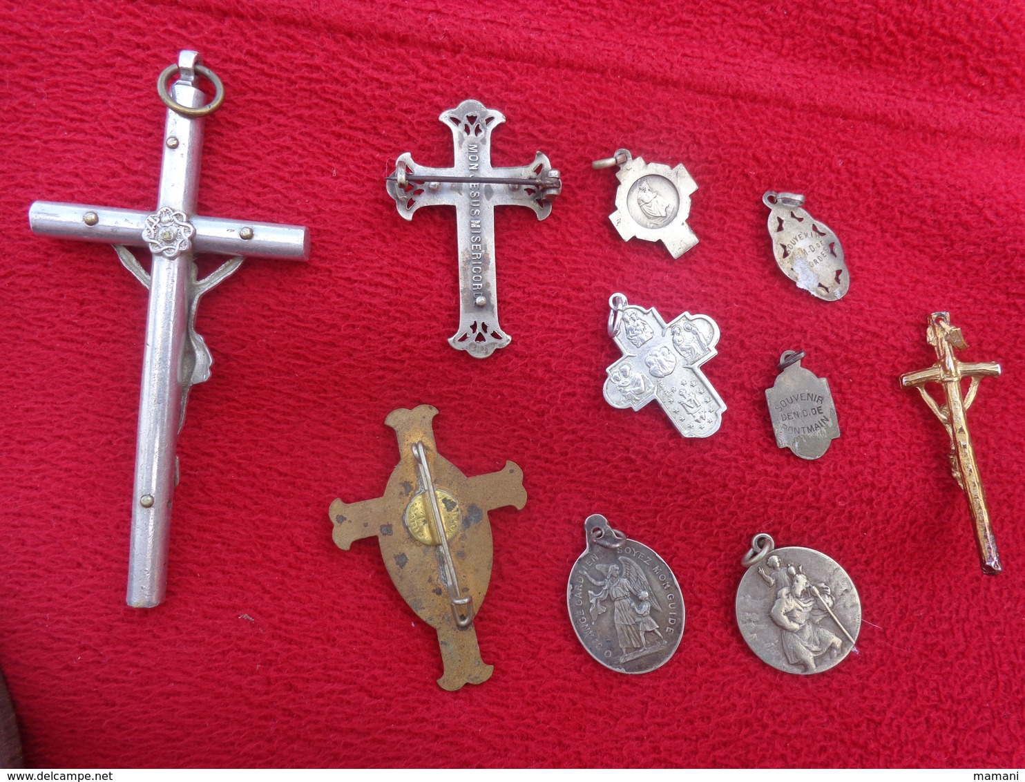 Lot De 72 Medailles-et Croix Dont 1 Avec Marteau Et Tenaille (jeanne D'arc -ciboire-nd De Lourdes Etc..... - Religion & Esotericism
