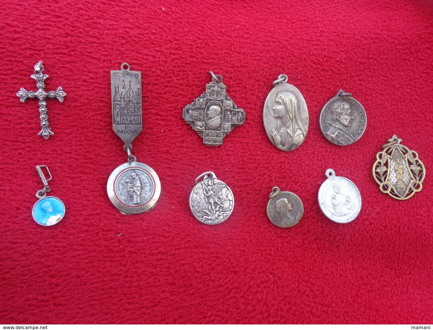 lot de 72 medailles-et croix dont 1 avec marteau et tenaille (jeanne d'arc -ciboire-nd de lourdes etc.....