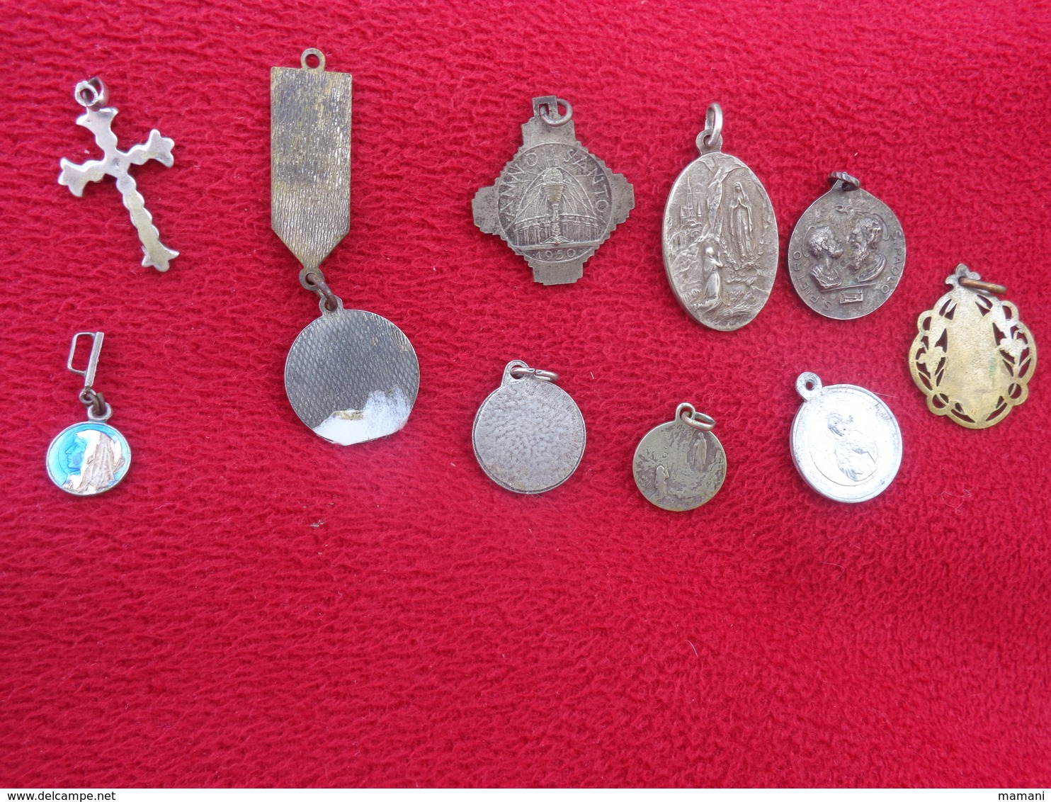 lot de 72 medailles-et croix dont 1 avec marteau et tenaille (jeanne d'arc -ciboire-nd de lourdes etc.....