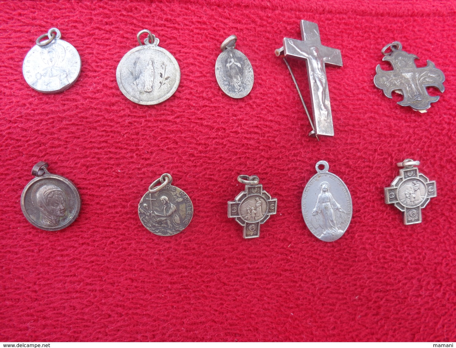 lot de 72 medailles-et croix dont 1 avec marteau et tenaille (jeanne d'arc -ciboire-nd de lourdes etc.....