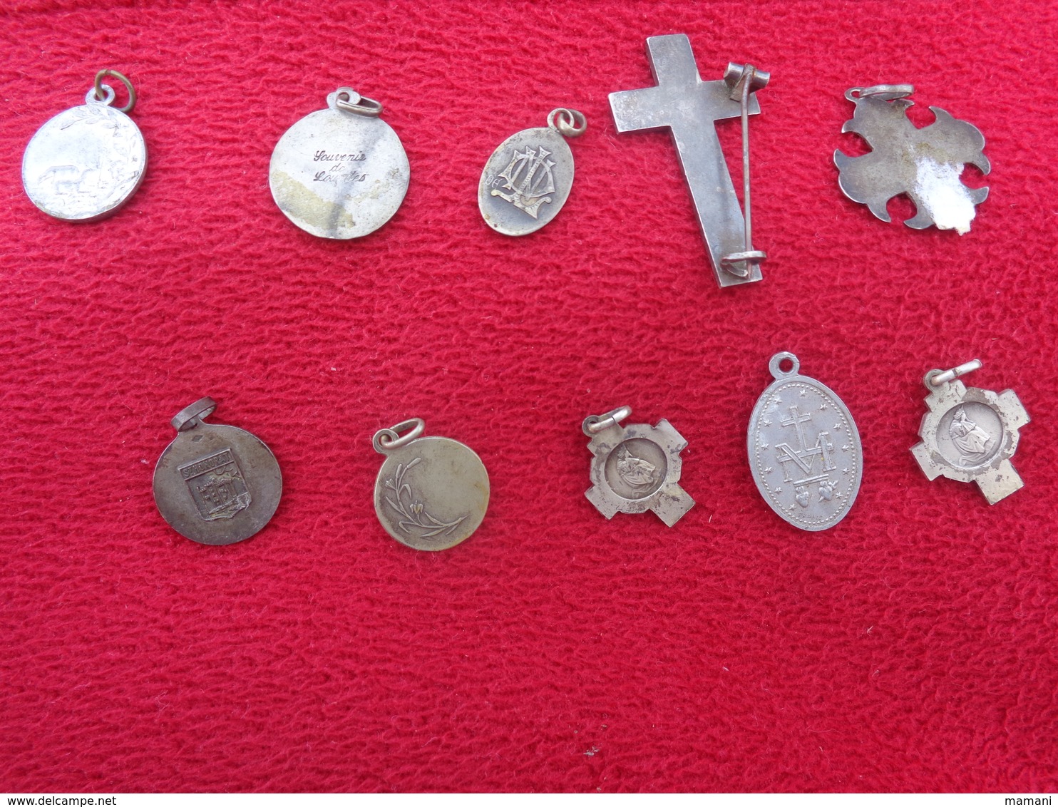 lot de 72 medailles-et croix dont 1 avec marteau et tenaille (jeanne d'arc -ciboire-nd de lourdes etc.....