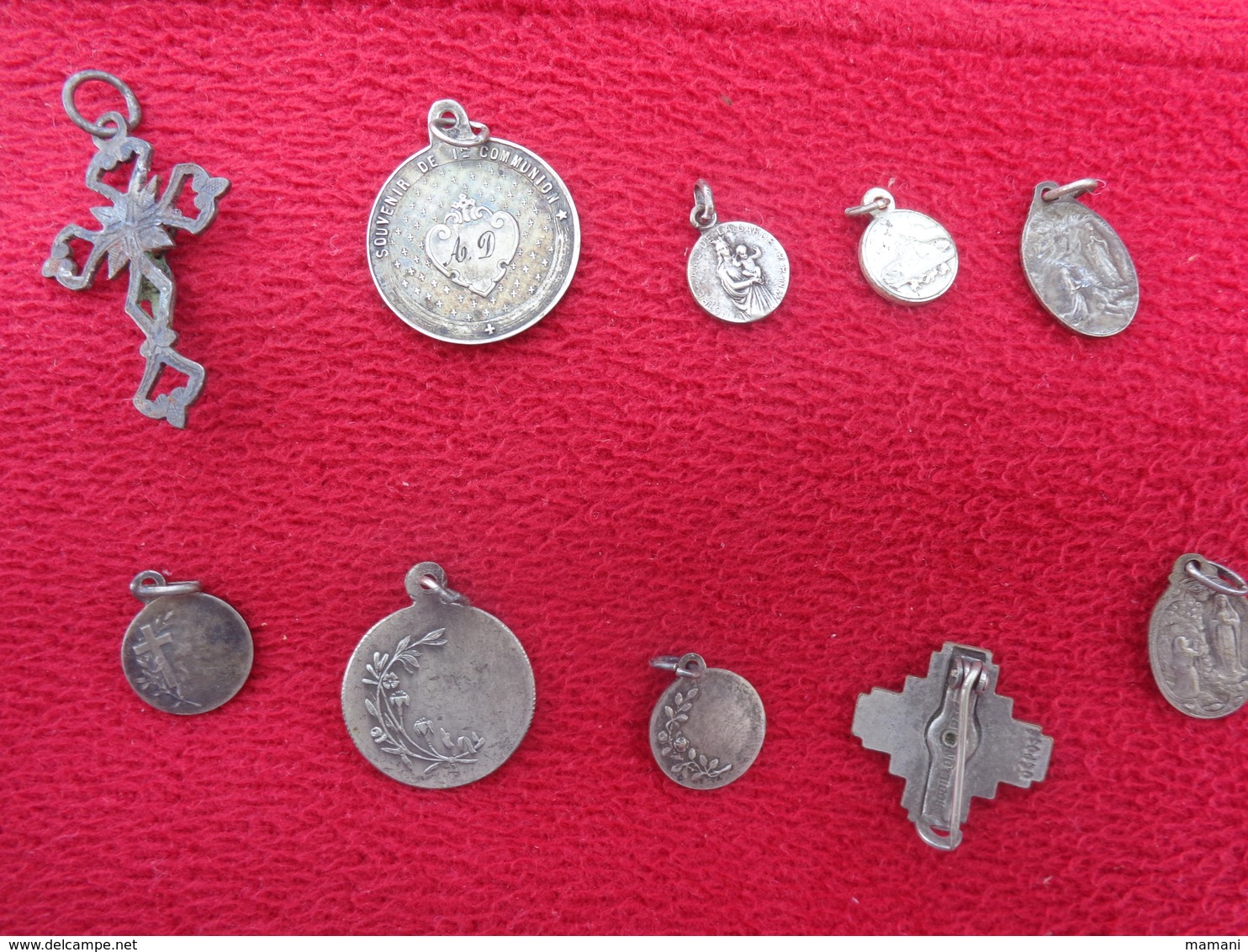 lot de 72 medailles-et croix dont 1 avec marteau et tenaille (jeanne d'arc -ciboire-nd de lourdes etc.....