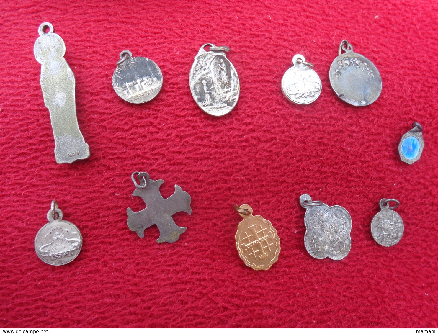 lot de 72 medailles-et croix dont 1 avec marteau et tenaille (jeanne d'arc -ciboire-nd de lourdes etc.....