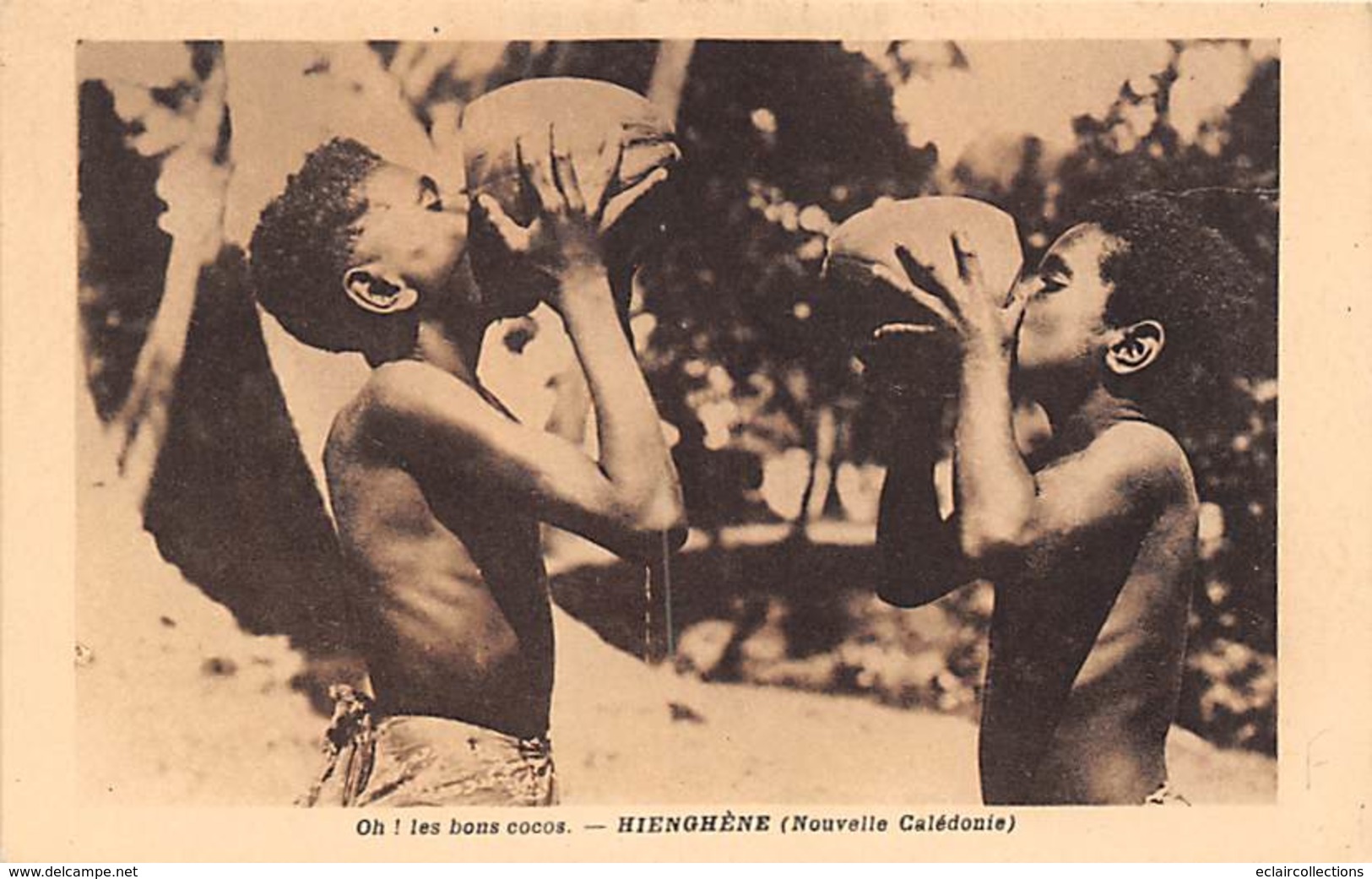 Océanie.  Nouvelle Calédonie . Enfants  Hienghènes Buvant De La Noix De Coco        (voir Scan) - New Caledonia