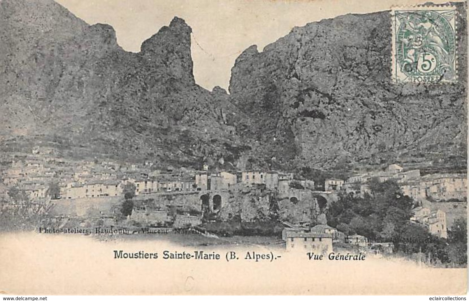 Moustiers Sainte Marie      04     Vue Générale        (voir Scan) - Sonstige & Ohne Zuordnung