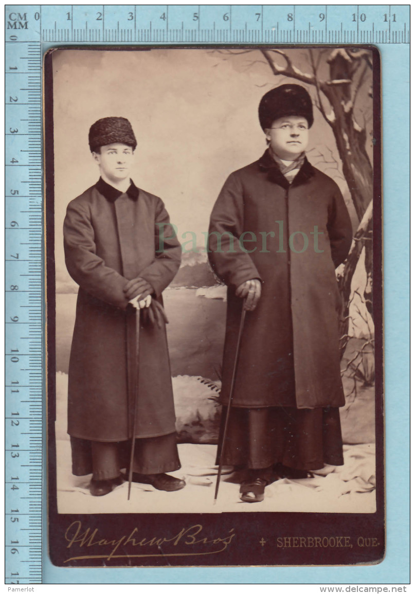 Photo CDV - Deux Pretres Posant Dans Le Studio Maheux Bros. Sherbrooke Quebec C;1890 - Non Classés